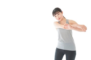 Spor giyim eğitimi alan genç bir kadın.