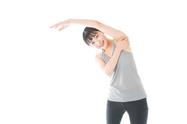 Spor giyim eğitimi alan genç bir kadın.