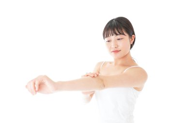 Genç bir kadın vücut sütü kullanıyor.