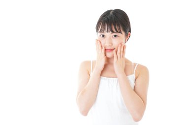 Deriyle ilgilenen genç bir kadın.