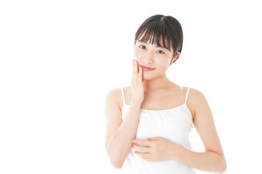 Deriyle ilgilenen genç bir kadın.