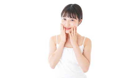 Deriyle ilgilenen genç bir kadın.