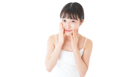 Deriyle ilgilenen genç bir kadın.