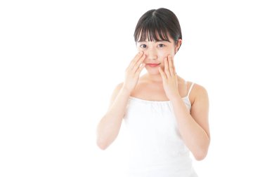 Deriyle ilgilenen genç bir kadın.