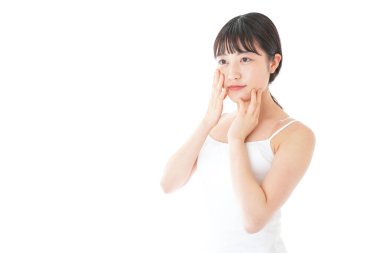 Deriyle ilgilenen genç bir kadın.