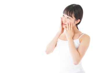 Deriyle ilgilenen genç bir kadın.