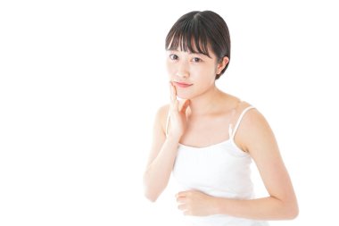 Deriyle ilgilenen genç bir kadın.