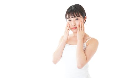 Deriyle ilgilenen genç bir kadın.