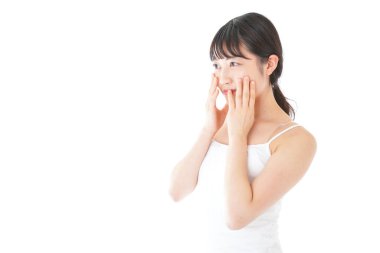 Deriyle ilgilenen genç bir kadın.