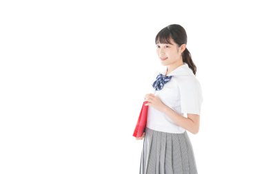 Gülümseyen kız öğrenci üniforması giyiyor.