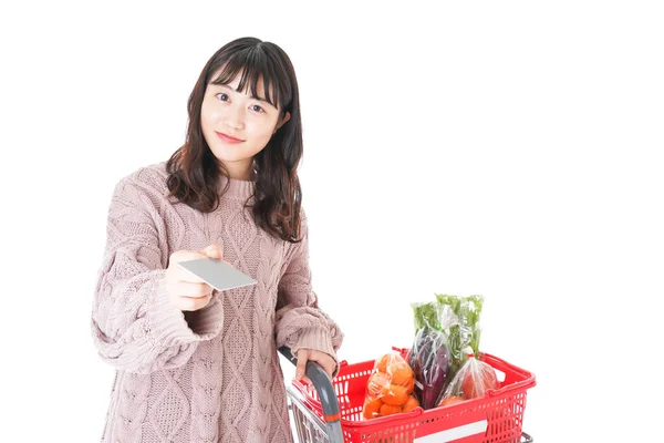 Junge Frau Zahlt Bargeldlos — Stockfoto