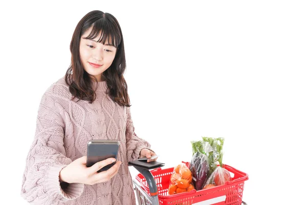 Junge Frau Zahlt Bargeldlos — Stockfoto