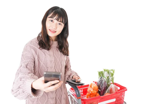 Junge Frau Zahlt Bargeldlos — Stockfoto