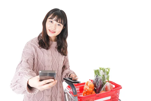 Junge Frau Zahlt Bargeldlos — Stockfoto