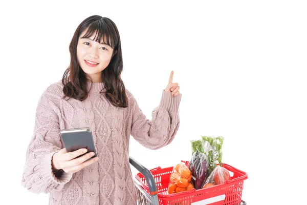 Junge Frau Zahlt Bargeldlos — Stockfoto