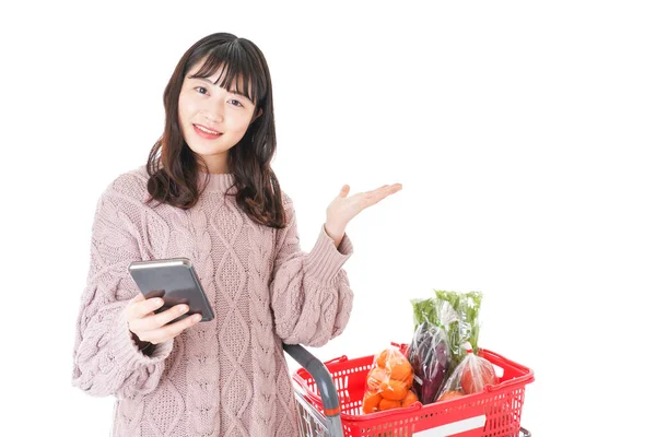 Junge Frau Zahlt Bargeldlos — Stockfoto