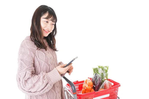 Junge Frau Zahlt Bargeldlos — Stockfoto