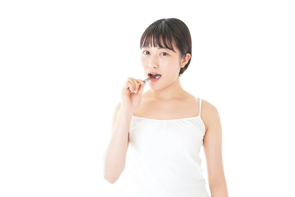 シャワー後に歯を磨く若い女性 — ストック写真