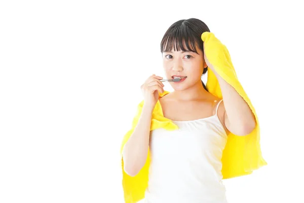 Jovem Mulher Escovando Dentes Após Chuveiro — Fotografia de Stock