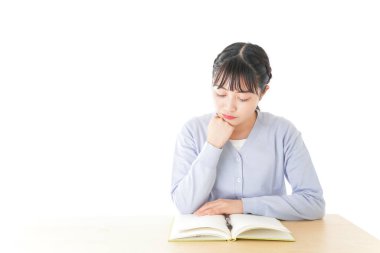 Masada düşünen genç Asyalı kız öğrenci.