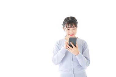 Akıllı telefon kullanan genç bir öğrenci.