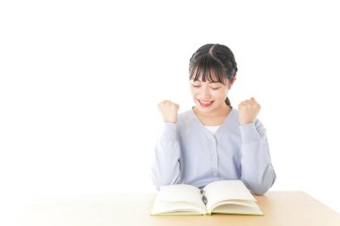 Genç öğrenci bu anlayışla seviniyor.