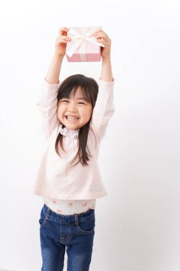 Küçük kız hediye veriyor. 