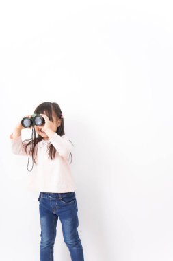 Dürbün kullanan küçük bir çocuk