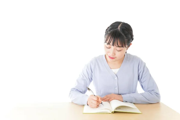 Giovane Studentessa Asiatica Che Studia Seduta Alla Scrivania — Foto Stock