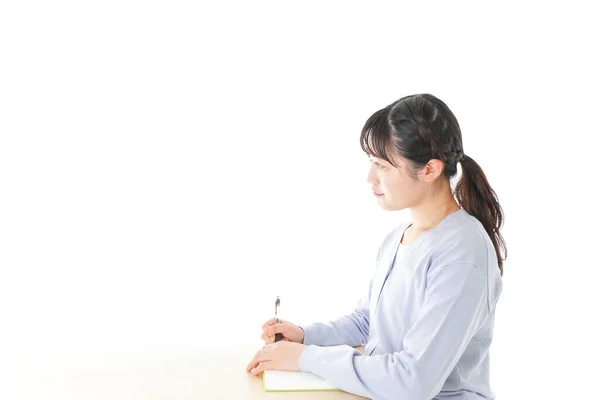 机に座って勉強する若い女性アジア人学生 — ストック写真