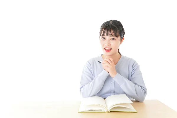 机の上で考える若い女性アジアの学生 — ストック写真