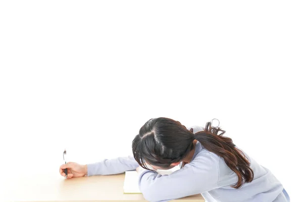 若い疲れた学生が机の上で寝ていて — ストック写真
