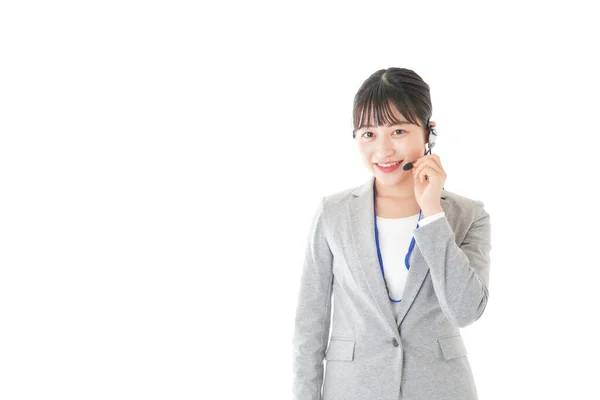 コールセンターで働く若い笑顔のアジア人女性 — ストック写真