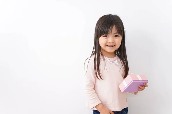 Κοριτσάκι Δίνει Ένα Δώρο — Φωτογραφία Αρχείου