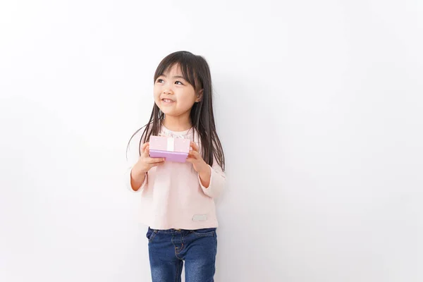 Niña Dando Regalo —  Fotos de Stock