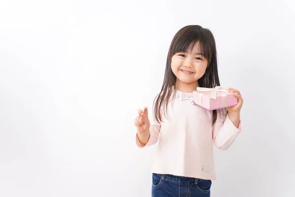 Bambina Che Regalo — Foto Stock