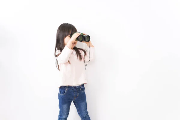 Dürbün Kullanan Küçük Bir Çocuk — Stok fotoğraf