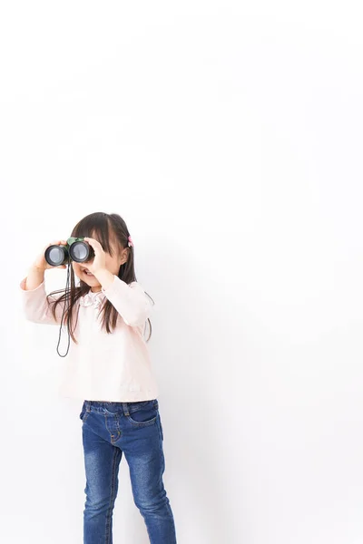 Dürbün Kullanan Küçük Bir Çocuk — Stok fotoğraf