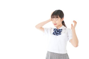 Eğitimi düşünen üniformalı genç bir öğrenci. 