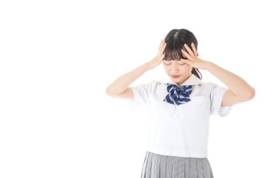 Eğitimi düşünen üniformalı genç bir öğrenci. 