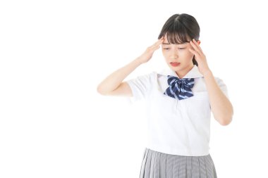 Okul üniformalı kız baş ağrısı, genç öğrenci baş ağrısı.