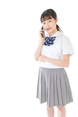 Akıllı telefon kullanan genç bir öğrenci.