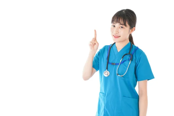 Eine Junge Krankenschwester Mit Einem Lächeln Das Etwas Zeigt — Stockfoto