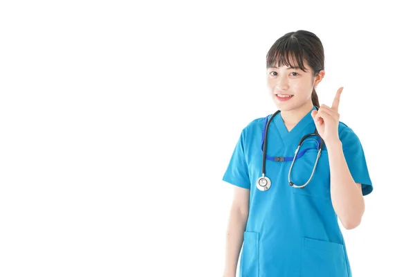 Uma Jovem Enfermeira Com Sorriso Apontando Algo — Fotografia de Stock