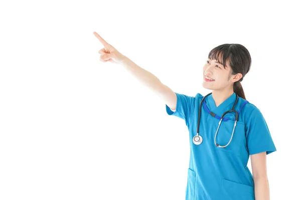 Eine Junge Krankenschwester Mit Einem Lächeln Das Etwas Zeigt — Stockfoto