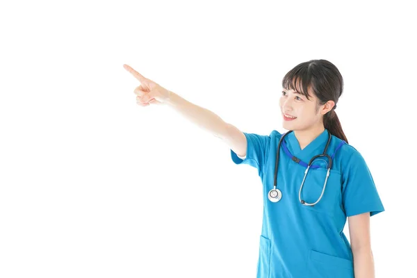 Una Joven Enfermera Con Una Sonrisa Señalando Algo — Foto de Stock