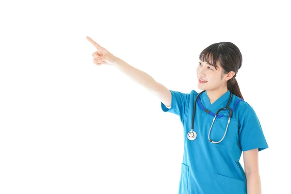 Una Joven Enfermera Con Una Sonrisa Señalando Algo — Foto de Stock