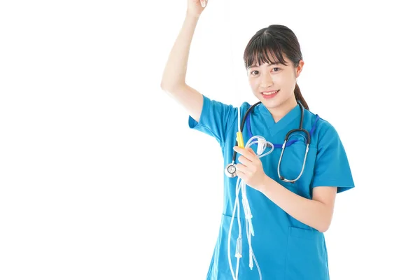 Νεαρή Νοσοκόμα Που Χρησιμοποιεί Ορό — Φωτογραφία Αρχείου