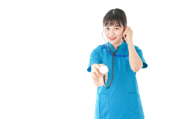 Νεαρή Νοσοκόμα Που Χρησιμοποιεί Στηθοσκόπιο — Φωτογραφία Αρχείου