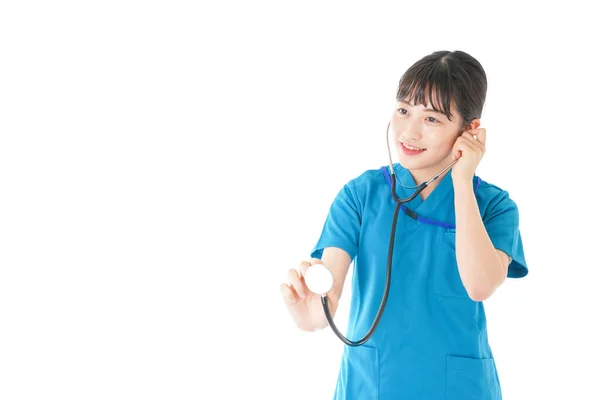 使用听诊器的年轻护士 — 图库照片